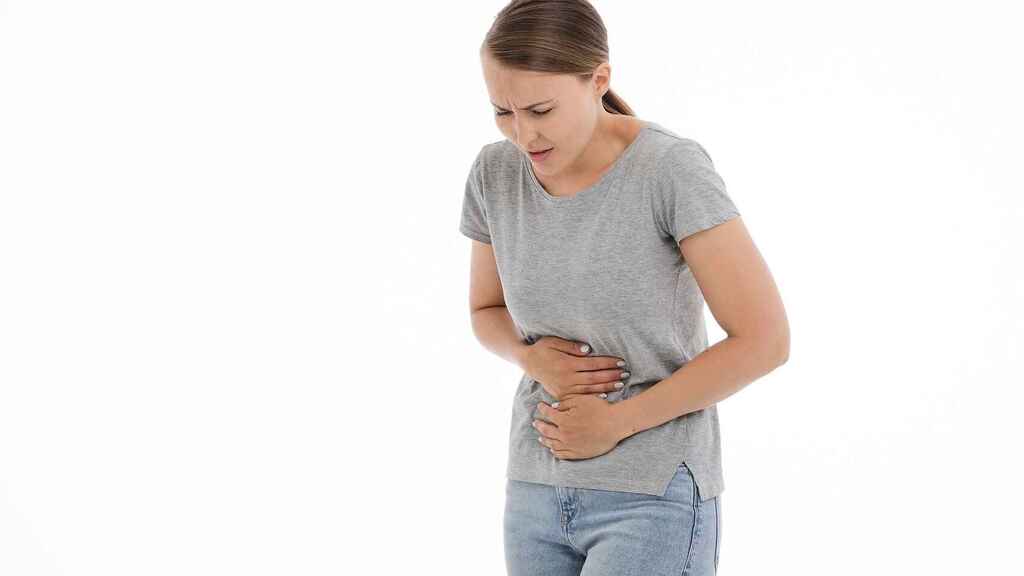 Mujer con dolor de barriga por diarrea
