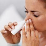 Mujer con rinitis alérgica se limpia la nariz